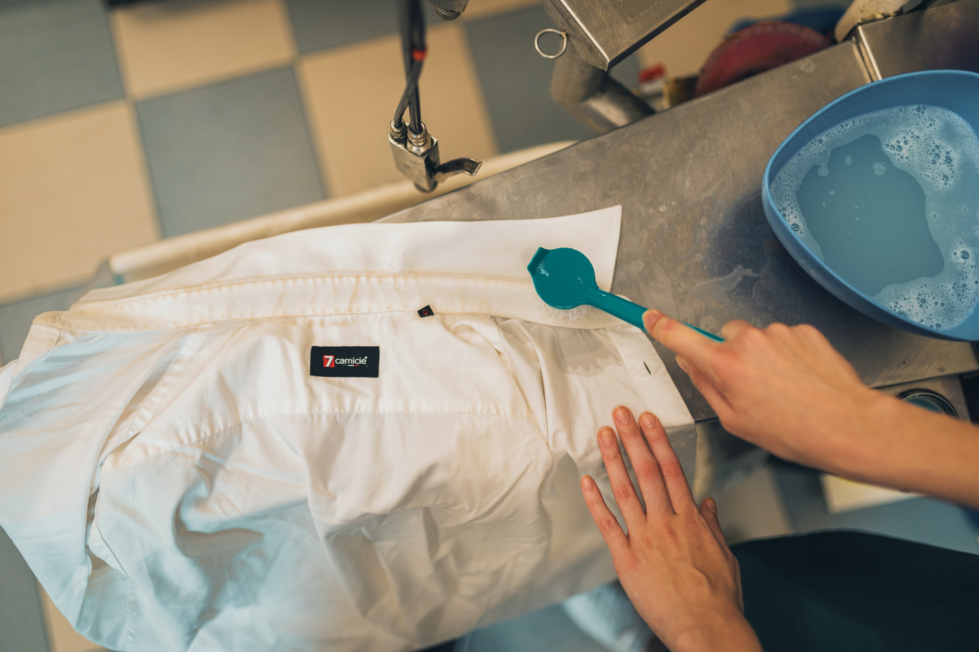 Odeća na vešalicama u Aqua Clean čistionici